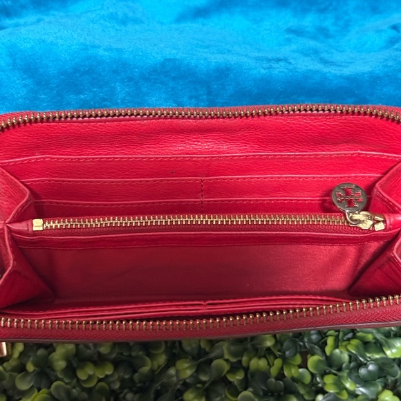 TORY BURCH RED LEATHER ZIPPY WALLET HOST PICK!! - Picture 3 of 7